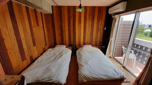 ２階の部屋　ツインベッド（3名様以上は布団利用）　リビング